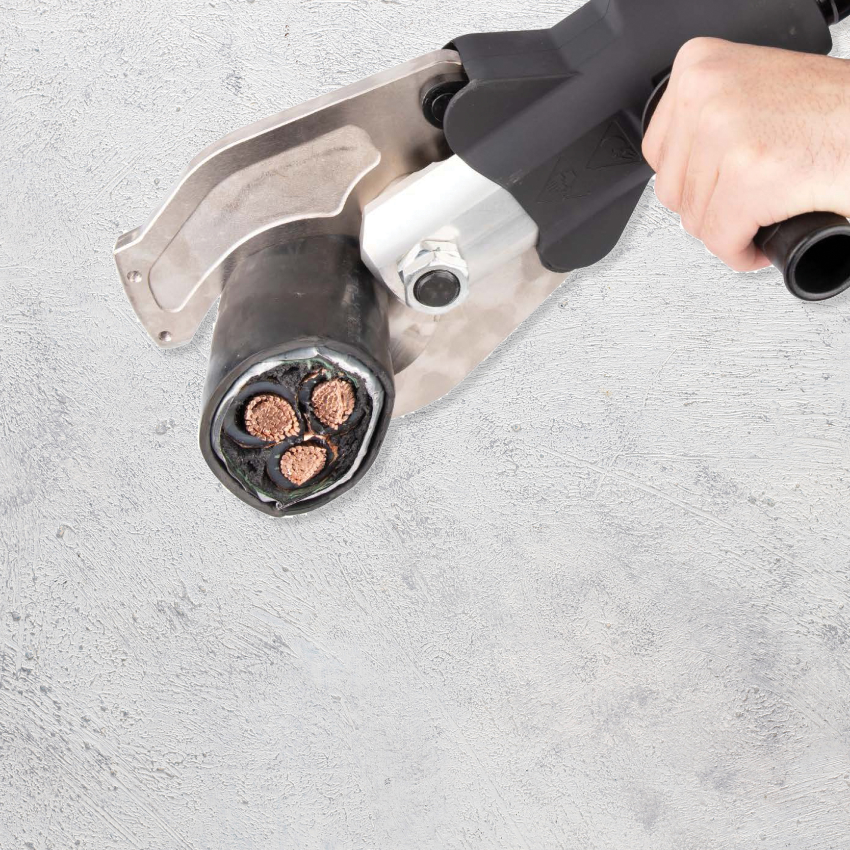 18V Lithium Rechargeable Cable Cutter Up to 120mm - Image 3